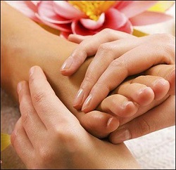 relaxing ladies foot massage